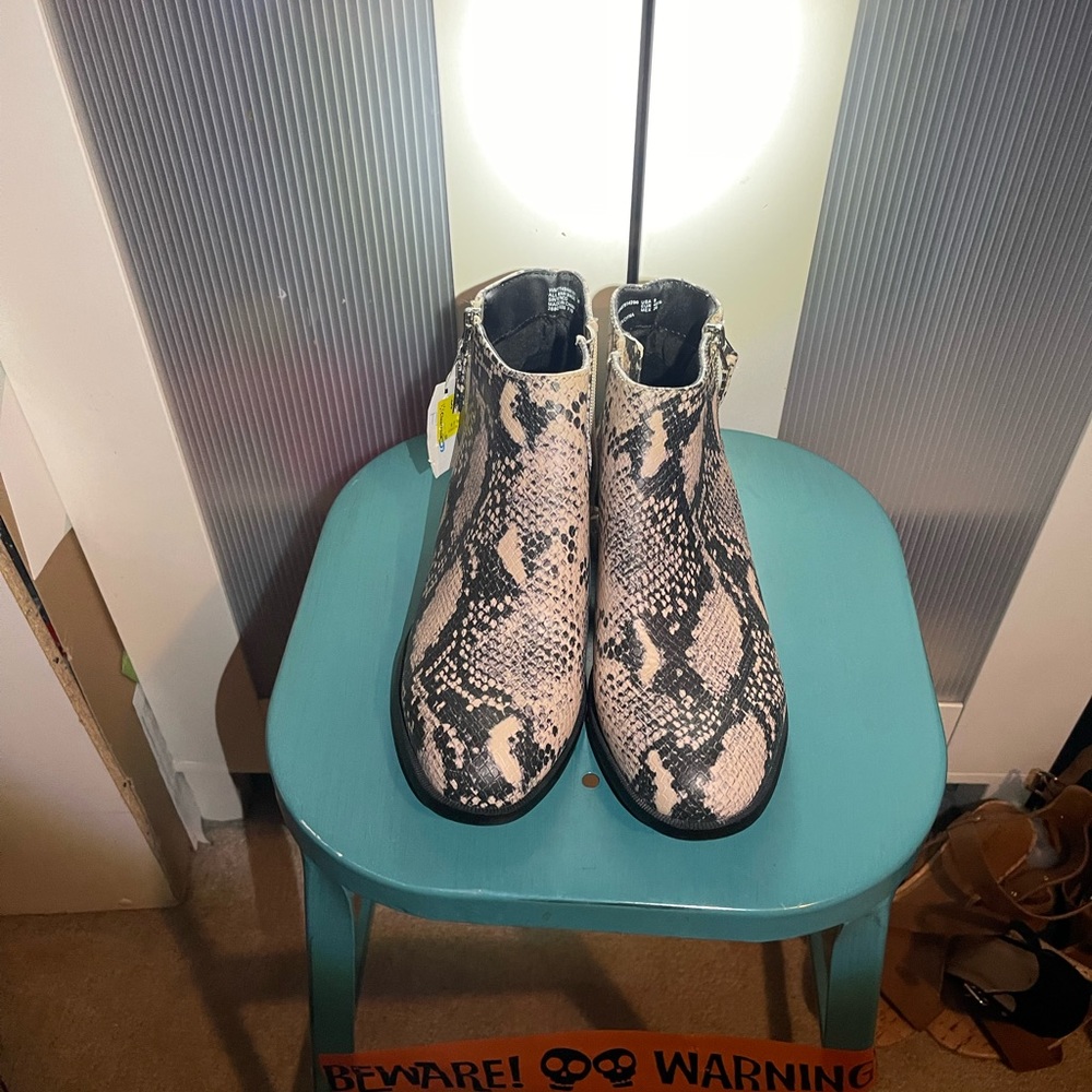 Women’s fashion booties